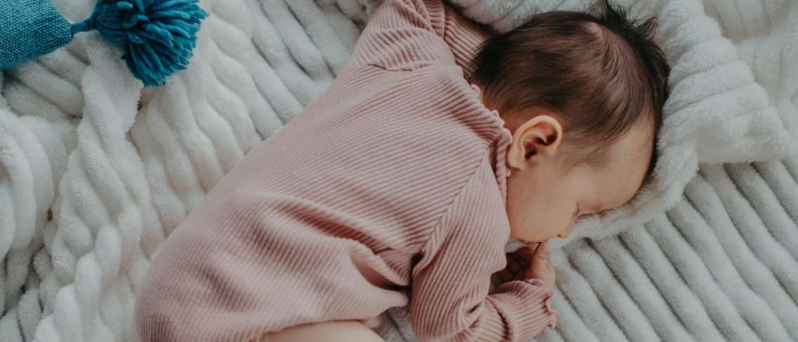 Bayi 1 miring bolehkah bulan tidur Usia Berapa