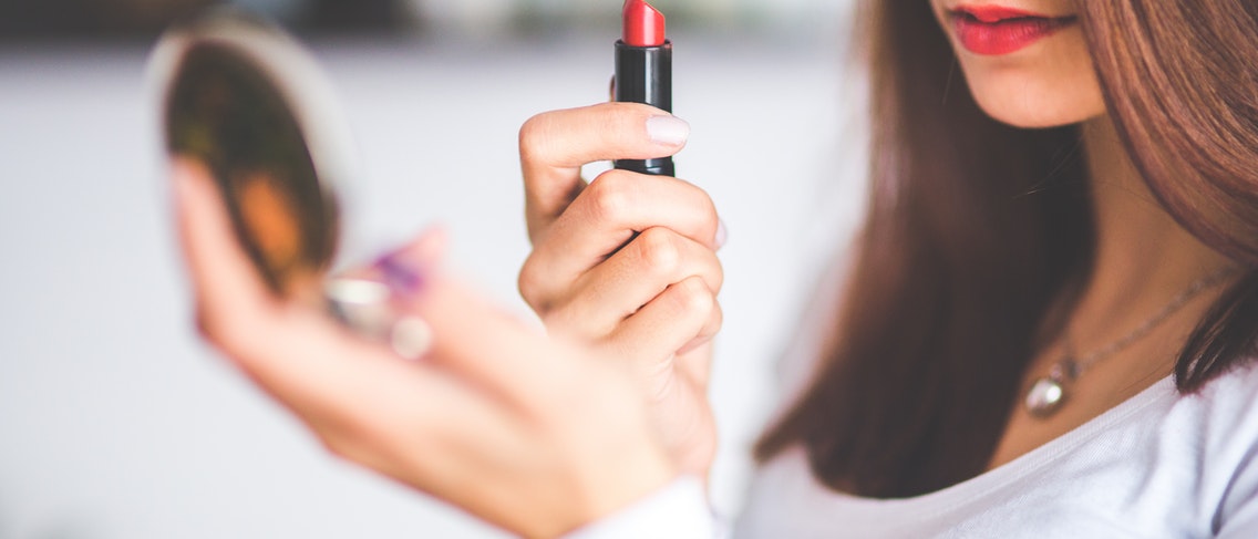 Pakai Make Up dari Bahan Alami