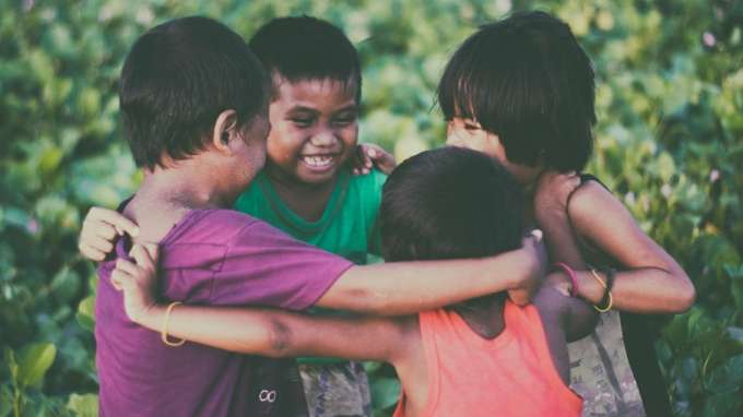 Mengajaknya Berolahraga atau Bermain di Luar Rumah