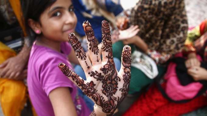 Wanita di Pakistan Mempercantik Tangan dengan Henna