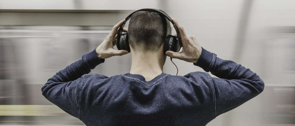 Mendengarkan Musik Terlalu Keras Menggunakan Headset