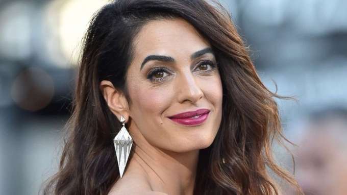 Amal Clooney Kerepotan Menyusui Anak Kembarnya