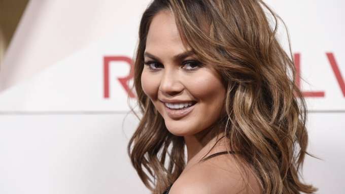 Saat Berenang, Chrissy Teigen Jadi Sulit Menyusui