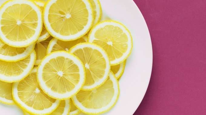 Mengangkat sel-sel mati pada wajah menggunakan air perasan lemon atau jeruk nipis