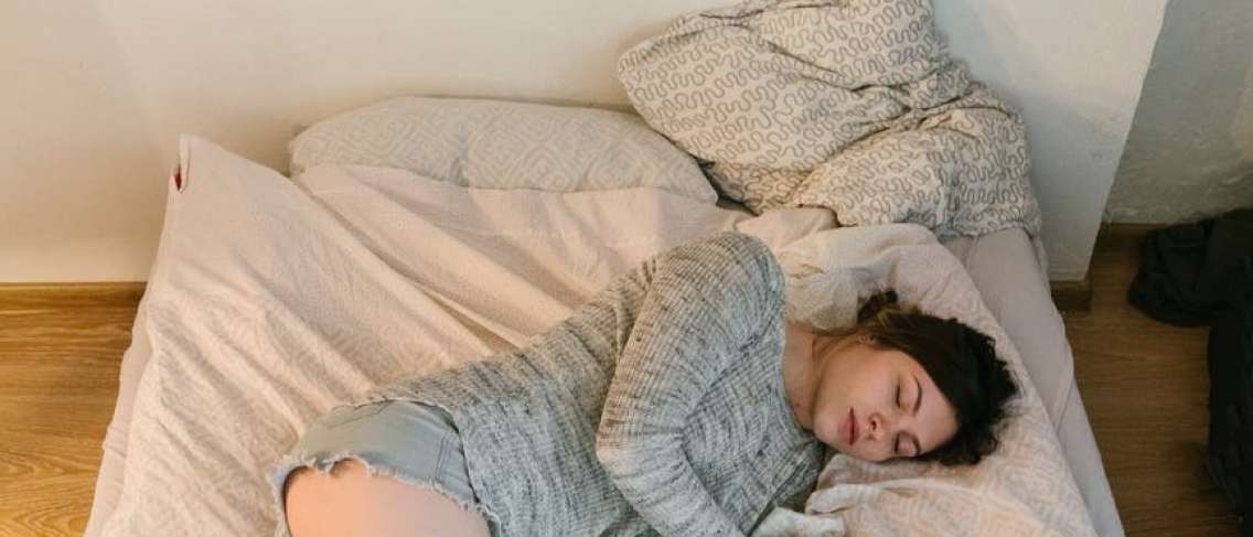 Tidur Tanpa Bantal? Ini Manfaat dan Risikonya! 5
