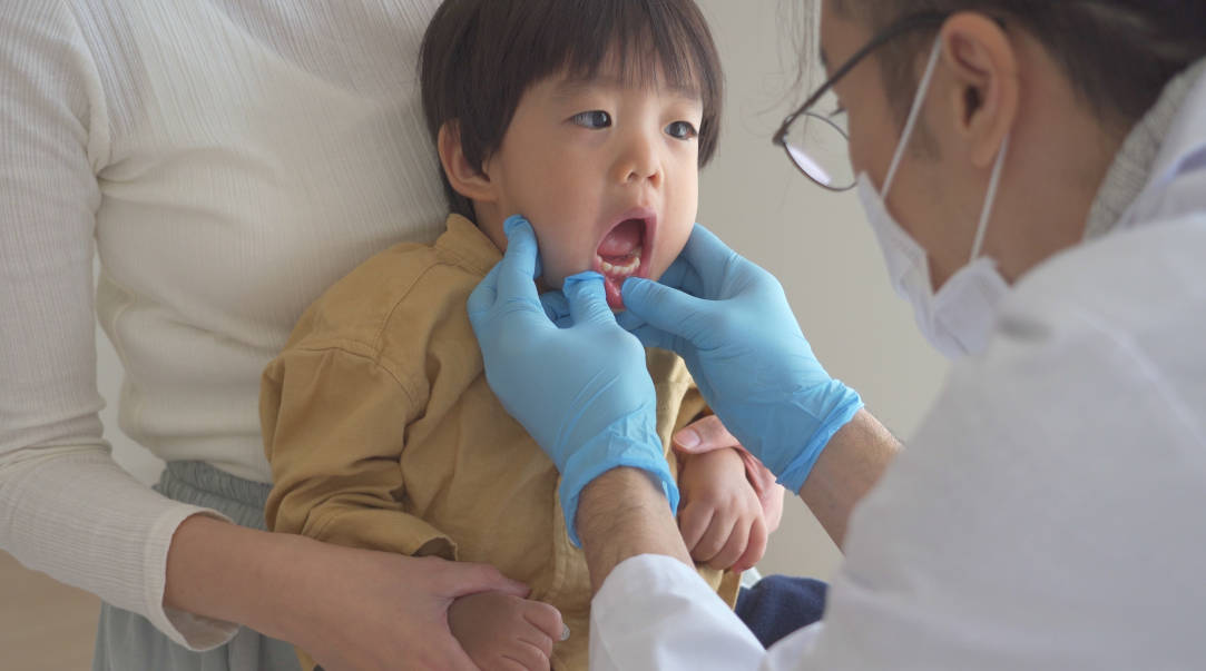 Seorang anak sedang diperiksa dokter gigi