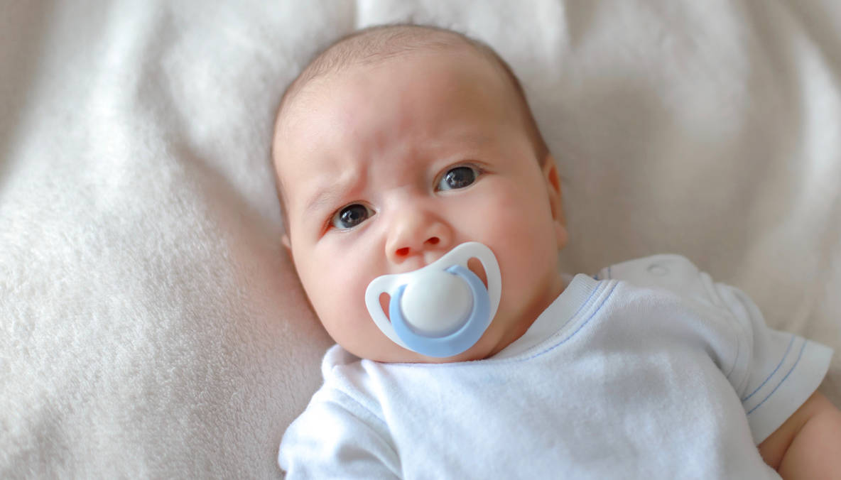 Bayi nampak tenang dengan empengnya
