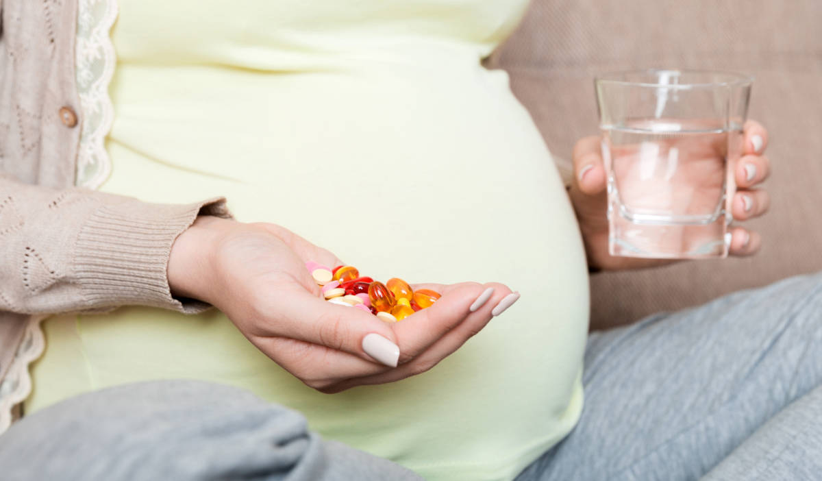 Ibu hamil mengonsumsi vitamin