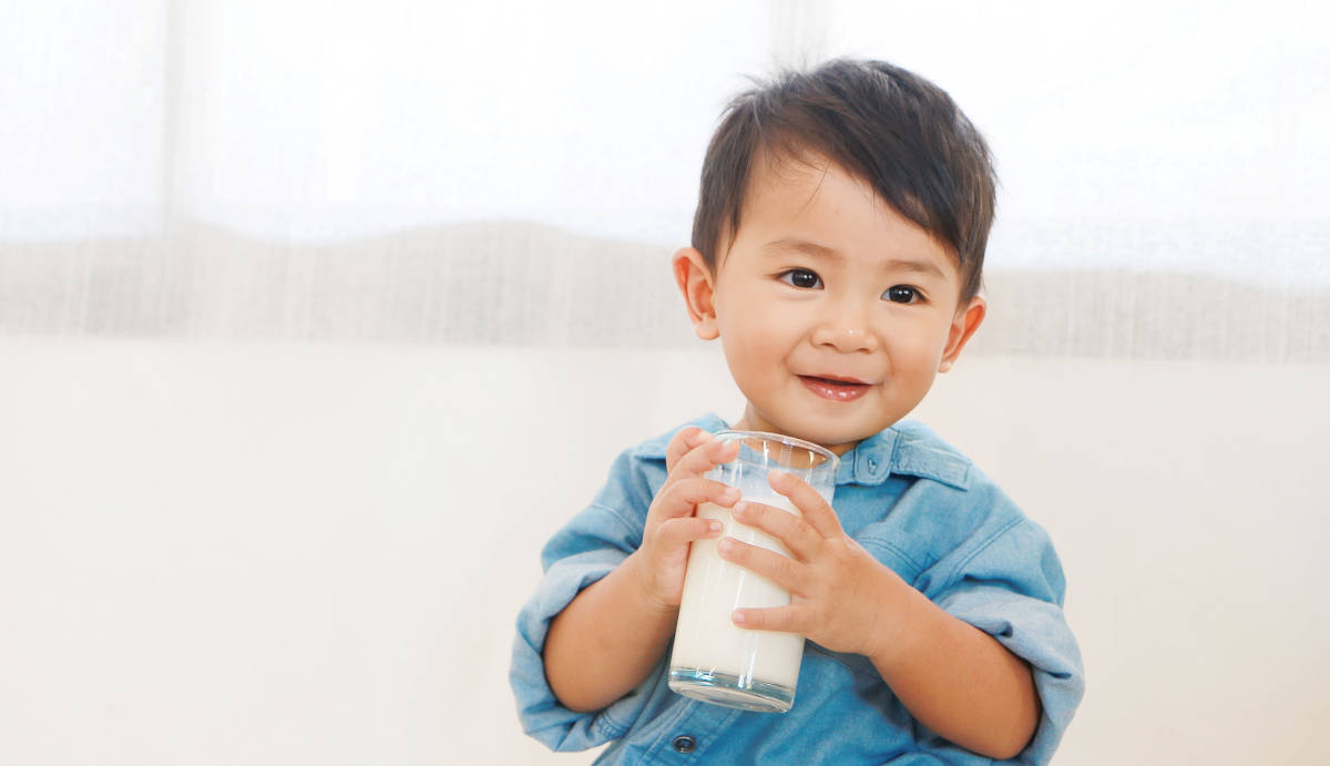 Anak balita minum susu