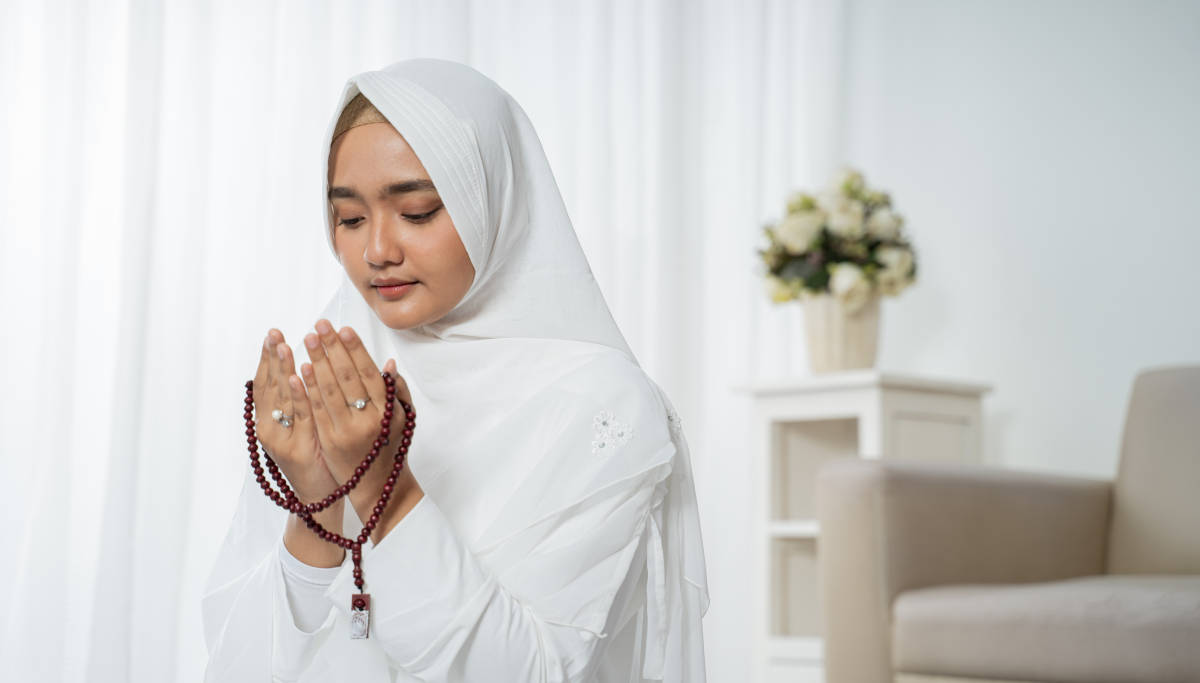 Wanita muslim sedang berdoa