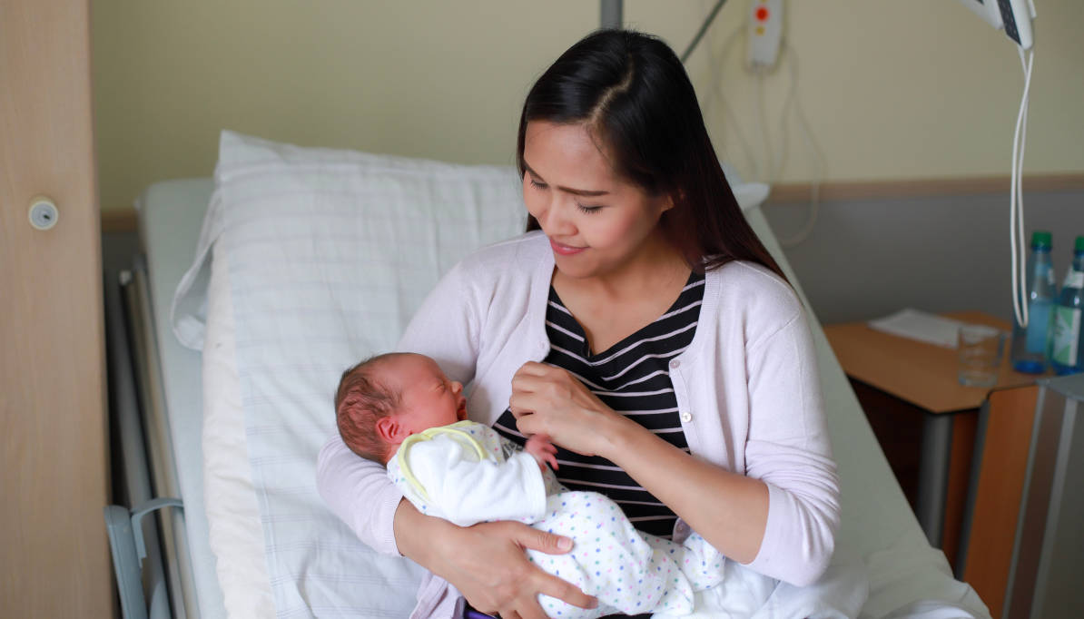 Seorang ibu dengan bayi setelah persalinan