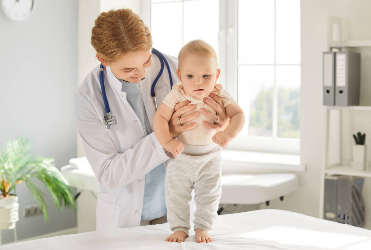 Dokter sedang memeriksa pekermbangan bayi