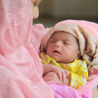 10 Etika Menjenguk Bayi Baru Lahir, Jangan Sampai Merepotkan