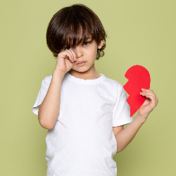 10 Kesalahan Orang Tua yang Bisa Menyakiti Perasaan Anak