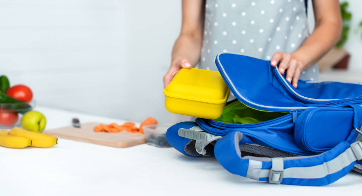 Ibu sedang menyiapkan bekal bergizi untuk anak