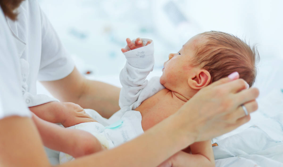Panduan Merawat Bayi Baru Lahir: Perkembangan dan Rutinitasnya 