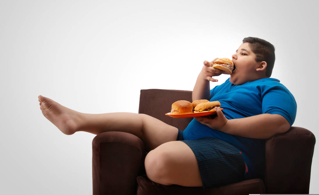 Seorang anak mengonsumsi makanan tidak sehat