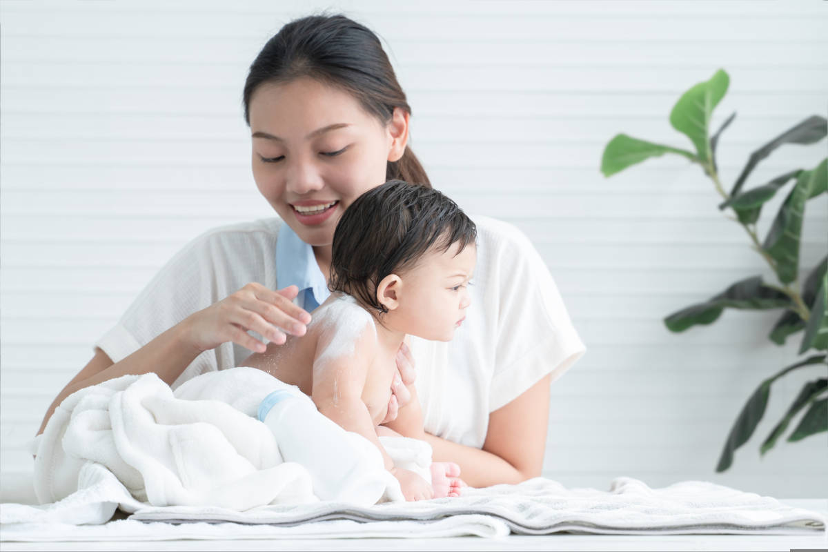 Kenali Efek Samping Bedak Bayi dan Cara Tepat Menggunakannya