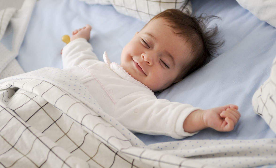 Bayi tersenyum saat tidur