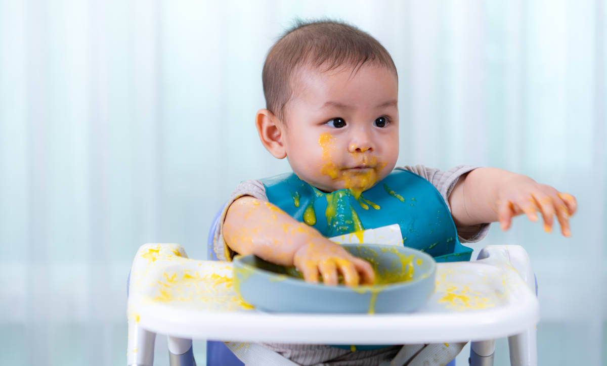 Mengapa Bayi Suka Menyemburkan Makanan? Apakah Ini Normal?