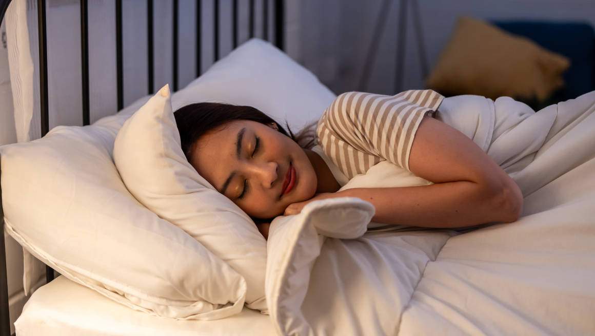 Seorang ibu sedang tidur