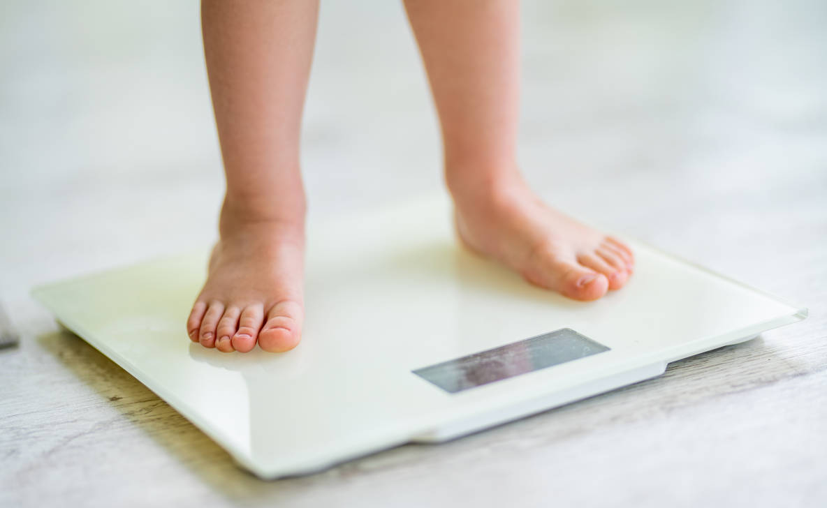 Anak sedang menimbang berat badan