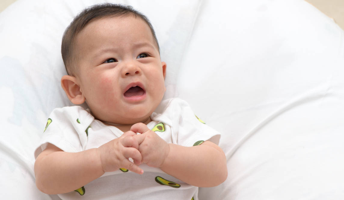 Bayi sedang menangis namun tidak tampak air matanya.