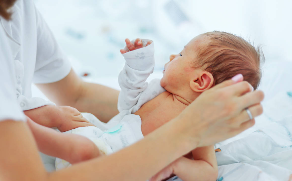 Ibu sedang melakukan perawatan bayi baru lahir