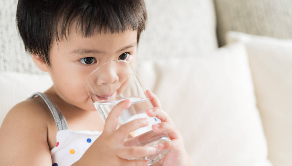 9 Tips Agar Anak Mau Minum Air Putih Lebih Banyak