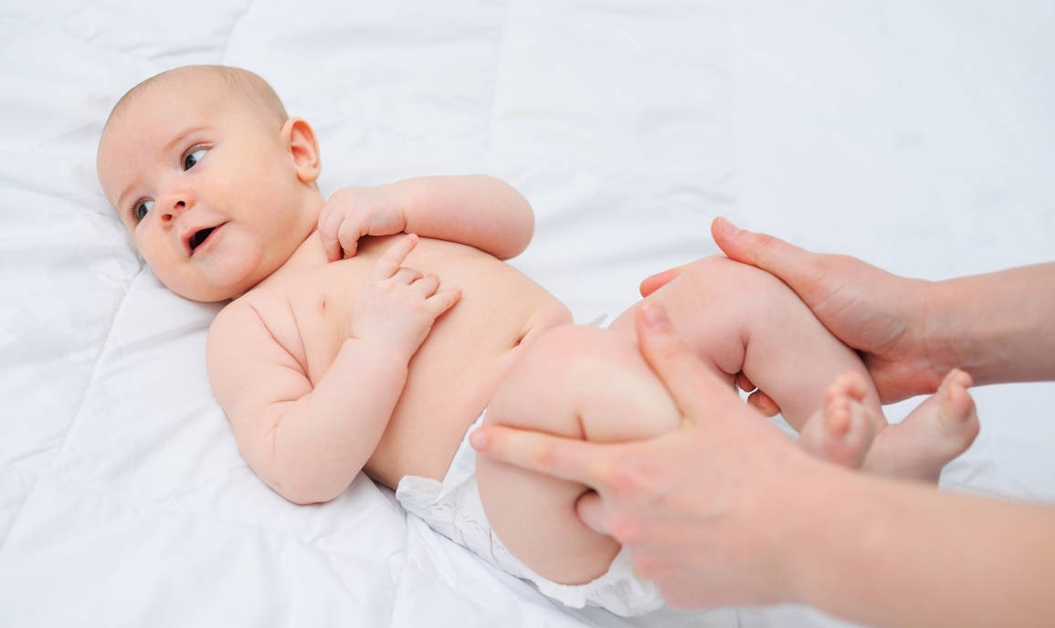 Gerakan mengayuh sepeda untuk mengatasi perut kembung pada bayi