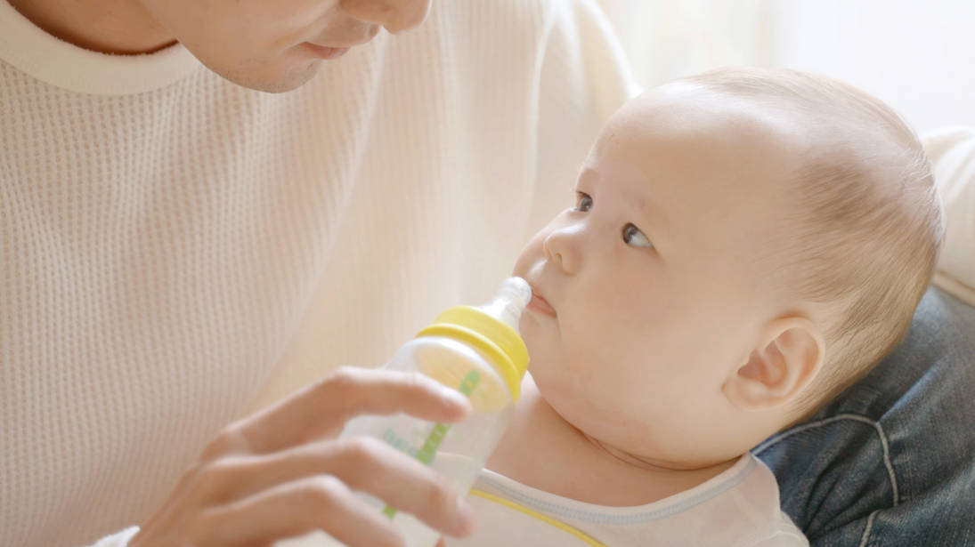 Bayi menolak susu dengan botol