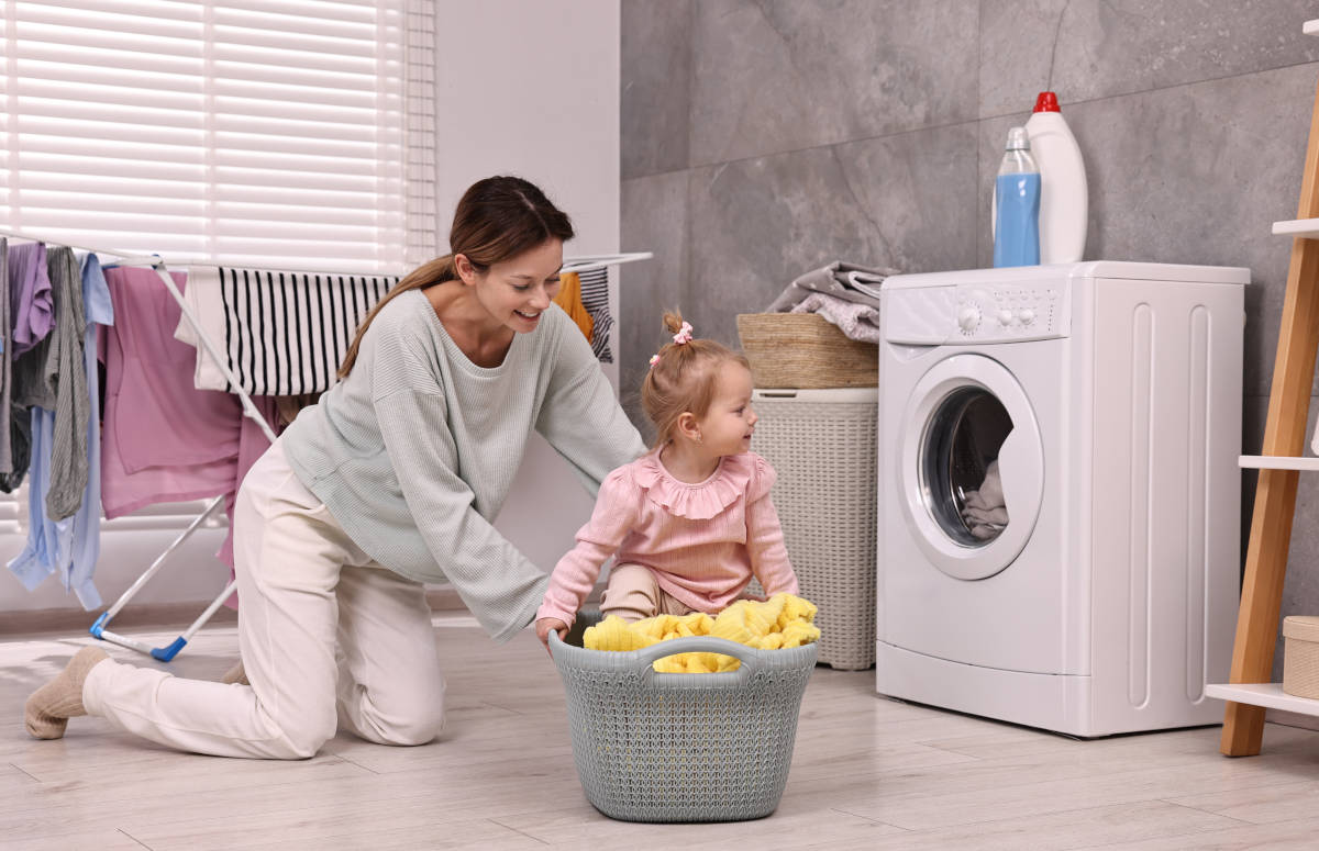 ibu sedang mengasuh anak