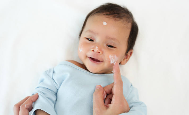 Atasi Kulit Bayi yang Sensitif, Penting Jaga Kesehatan Skin Barrier!