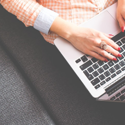 Harus Bekerja Saat Hamil, Kenali Risiko dan Keamanannya ya Mums!