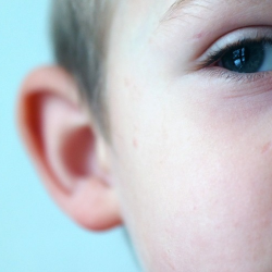 Mums, Jangan Membersihkan Sendiri Kotoran Telinga si Kecil!