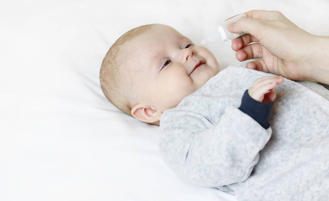 Bayi sedang ditetes hidung saat pilek