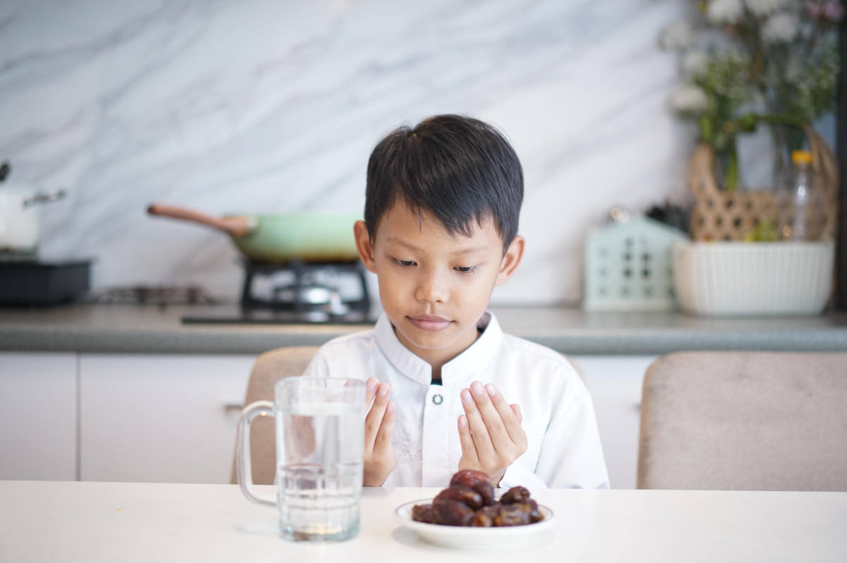 Cara Mengenalkan Puasa pada Anak Sesuai Usianya