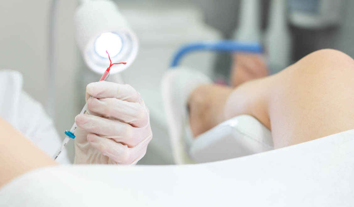 Tenaga medis sedang memasang IUD