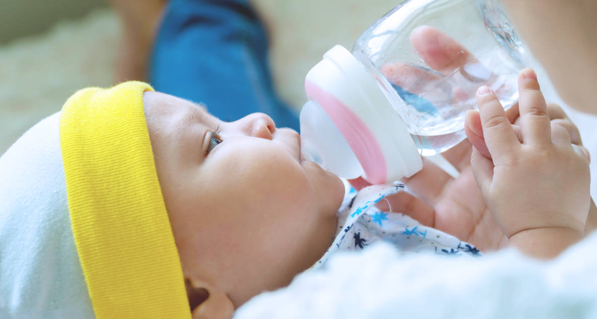 Bahaya, Jangan Dulu Memberikan Bayi Air Putih Sebelum Usia 6 Bulan