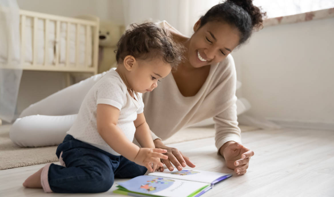 Membaca buku adalah salah satu cara stimulasi kecerdasan bayi