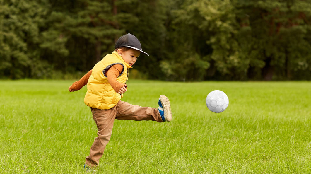 Seorang anak sedang melakukan aktivitas dengan bola