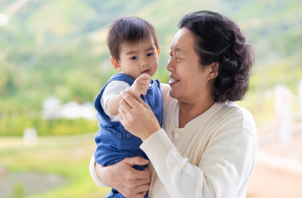 Plus Minus Menitipkan Anak pada Neneknya