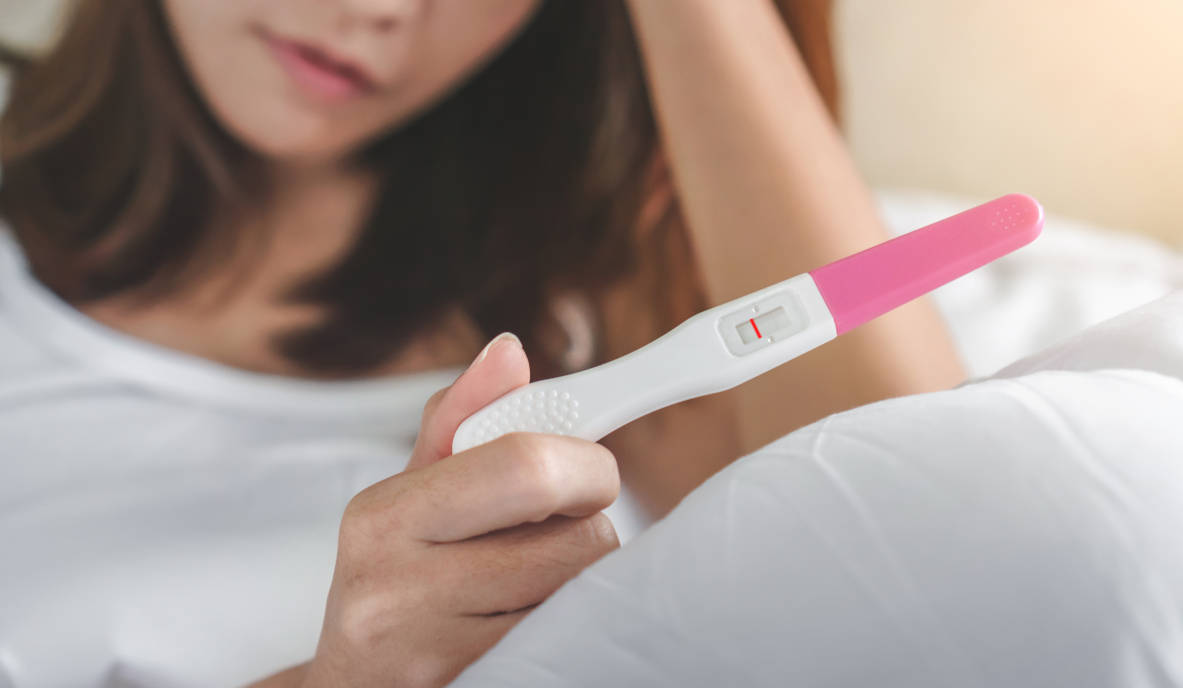 Seorang wanita dengan hasil test pack negatif