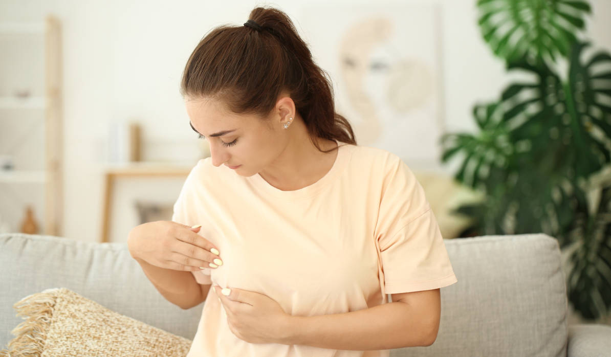 Seoranng ibu merasakan nyeri akibat mastitis payudara