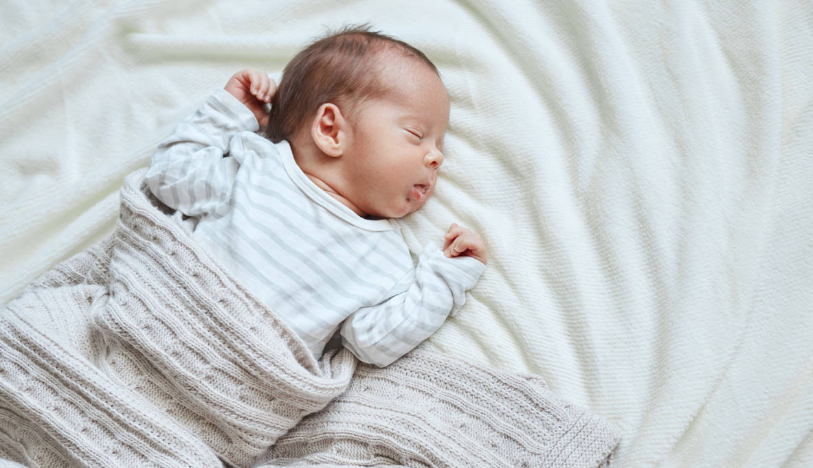 Bayi baru lahir sedang tidur