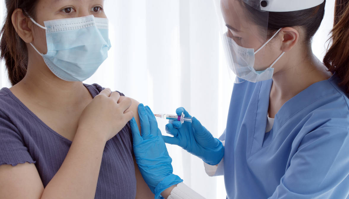 Wanita dewasa melakukan vaksinasi HPV