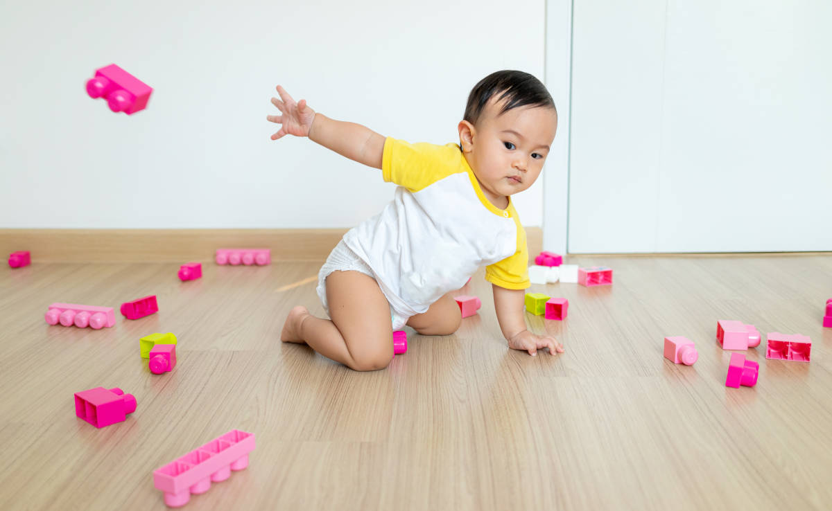 Anak Lagi Suka Melempar Mainan, Larang atau Biarkan?