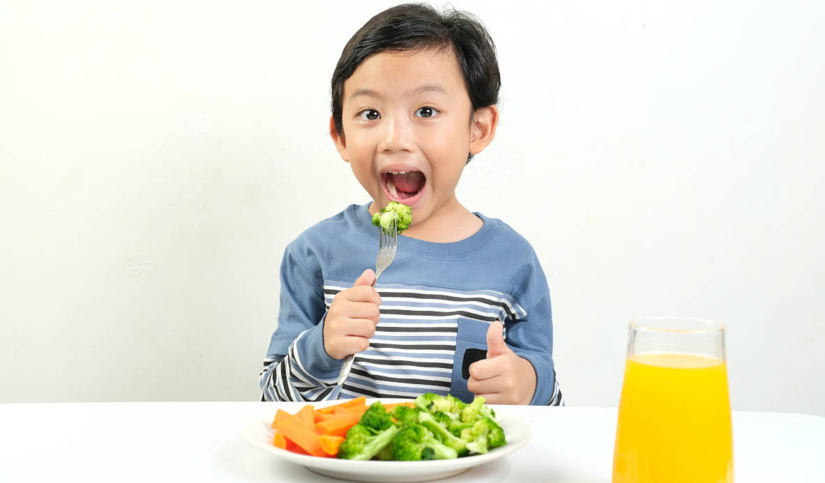 Anak sedang makan sehat sehingga kebutuhan vitamin dan mineral terpenuhi