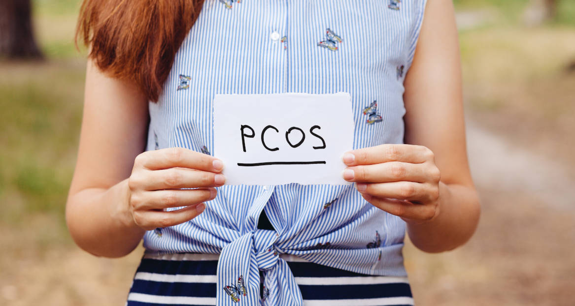 Seorang wanita dengan tulisan PCOS