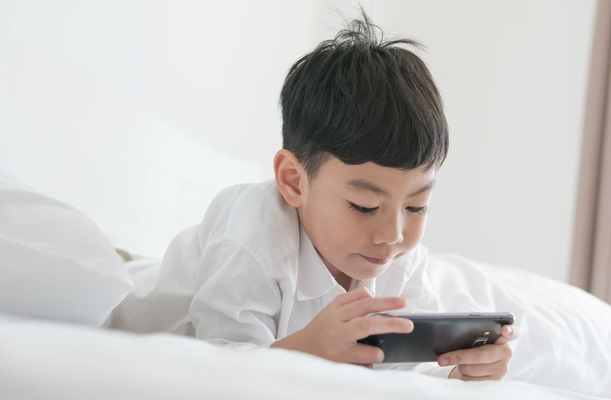 Anak sedang bermain gadget